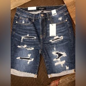 NWT Size large high waisted judy blue Bermuda shirts. Very dark wash.